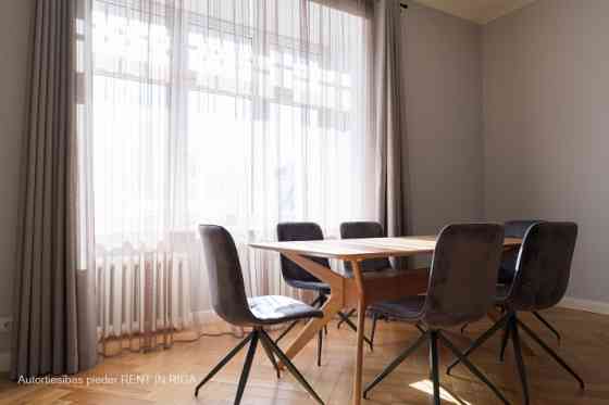 Эксклюзивная 3-комнатная квартира в Центре.  В квартире есть просторная гостиная, Рига