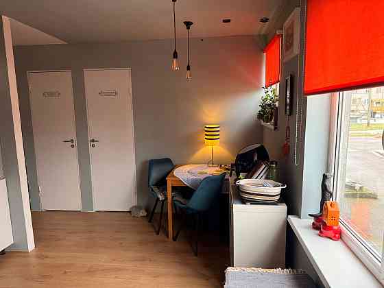 Piedāvājumā plašs un mājīgs 3 istabu dzīvoklis Jērcēnos, 1. stāvā (73, 6 m²), kas atrodas mierīgā... Валмиера