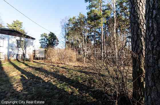 Территория обнесена железным забором, вход с улицы, разрешено строить Rīga