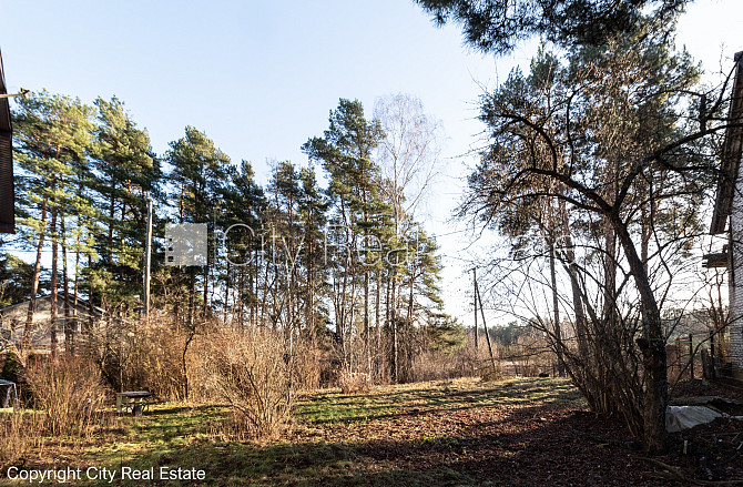 Iežogota teritorija ar metāla sētu, ieeja no ielas, atļauts būvēt divu stāvu ēku, ir Rīga - foto 3