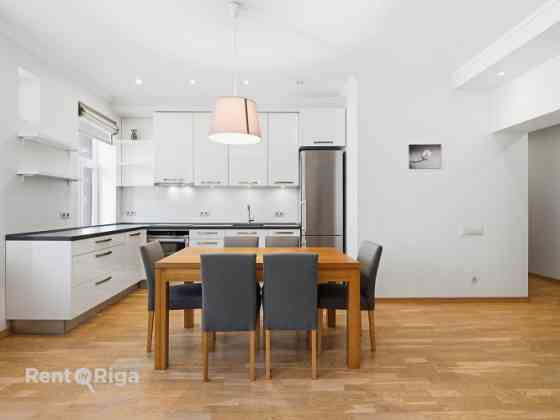 Izīrē gaišu un mājīgu 3 istabu dzīvokli Rīgas centrā!  Ienākot dzīvoklī ir garš gaitenis un kreisajā Рига