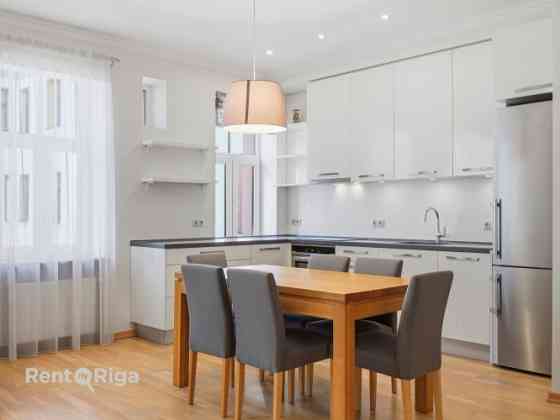 Izīrē gaišu un mājīgu 3 istabu dzīvokli Rīgas centrā!  Ienākot dzīvoklī ir garš gaitenis un kreisajā Рига