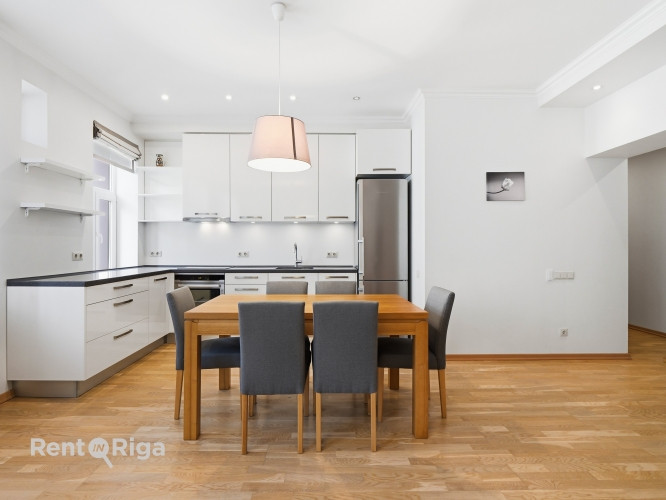 Izīrē gaišu un mājīgu 3 istabu dzīvokli Rīgas centrā!  Ienākot dzīvoklī ir garš gaitenis un kreisajā Рига - изображение 3