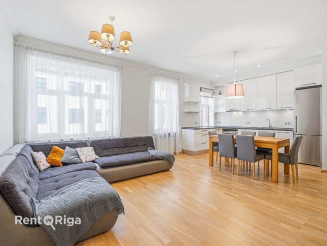 Izīrē gaišu un mājīgu 3 istabu dzīvokli Rīgas centrā!  Ienākot dzīvoklī ir garš gaitenis un kreisajā Рига - изображение 1