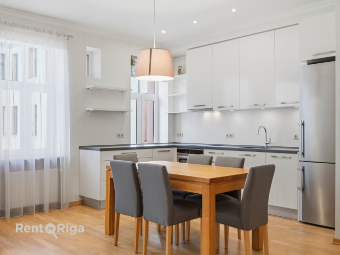 Izīrē gaišu un mājīgu 3 istabu dzīvokli Rīgas centrā!  Ienākot dzīvoklī ir garš gaitenis un kreisajā Рига - изображение 2