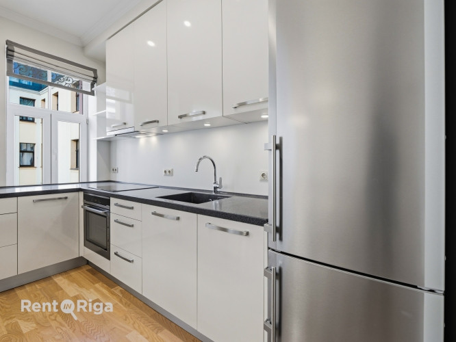 Izīrē gaišu un mājīgu 3 istabu dzīvokli Rīgas centrā!  Ienākot dzīvoklī ir garš gaitenis un kreisajā Рига - изображение 4