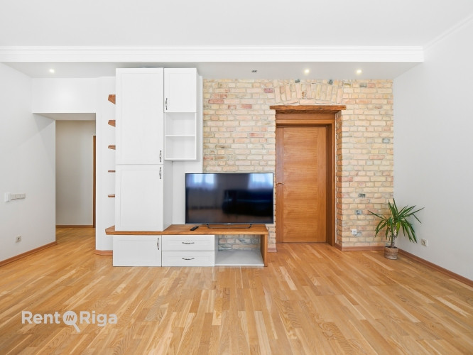 Izīrē gaišu un mājīgu 3 istabu dzīvokli Rīgas centrā!  Ienākot dzīvoklī ir garš gaitenis un kreisajā Рига - изображение 7