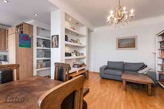 Pārdod 3 istabu dzīvokli Rīgas centrā ar skaistu skatu uz Daugavu.

Dzīvoklis ir kvalitatīvi remontē Рига