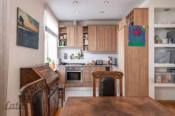 Pārdod 3 istabu dzīvokli Rīgas centrā ar skaistu skatu uz Daugavu.

Dzīvoklis ir kvalitatīvi remontē Рига