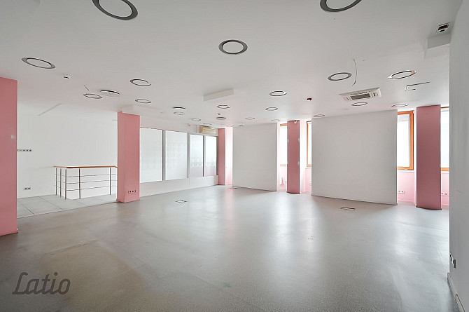 Nomai tiek piedāvātas plašas un funkcionālas komerctelpas vienā no Rīgas aktīvākajām Rīga - foto 3