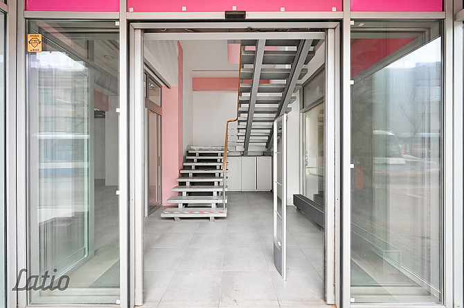 Nomai tiek piedāvātas plašas un funkcionālas komerctelpas vienā no Rīgas aktīvākajām Rīga - foto 2