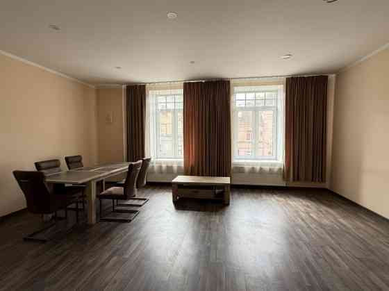 Продаётся квартира  высокий первый этаж в фасадном здании на улице Латгалес, в Рига