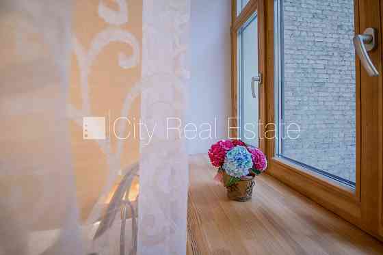 Дом во дворе, реновированный дом, благоустроенный озеленённый двор, закрытый Rīga