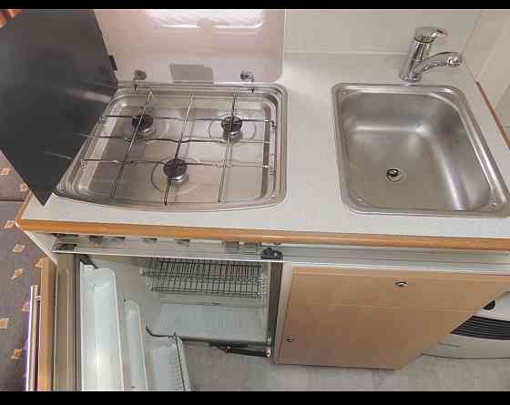 Прекрасный и очень ухоженный прицеп KIP 440 Grey-Line с двумя зонами отдыха, тентом, 3-точечным... Рига