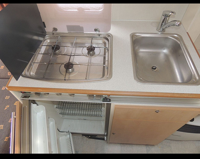 Прекрасный и очень ухоженный прицеп KIP 440 Grey-Line с двумя зонами отдыха, тентом, 3-точечным... Рига - изображение 3