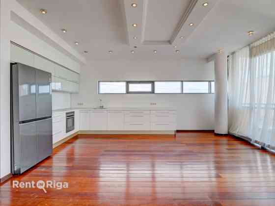 Предлагаем в аренду изысканную, светлую и просторную квартиру-лофт по одному из Rīga