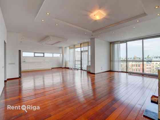 Предлагаем в аренду изысканную, светлую и просторную квартиру-лофт по одному из Rīga