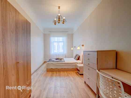 Izīrē plašu 3 istabu dzīvokli!  Dzīvoklis ir gaišs un mājīgs. un tajā visas 3 istabas ir izolētas. I Rīga