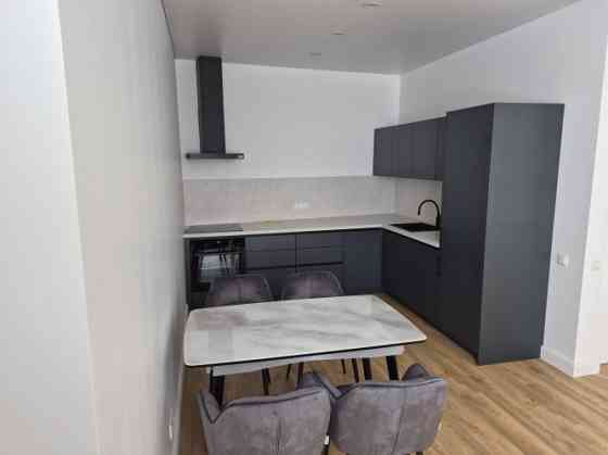 Izīrē stilīgu un moderni iekārtotu 2 istabu dzīvokli!  Ienākot dzīvoklī ir neliels priekšnams ar ska Rīga