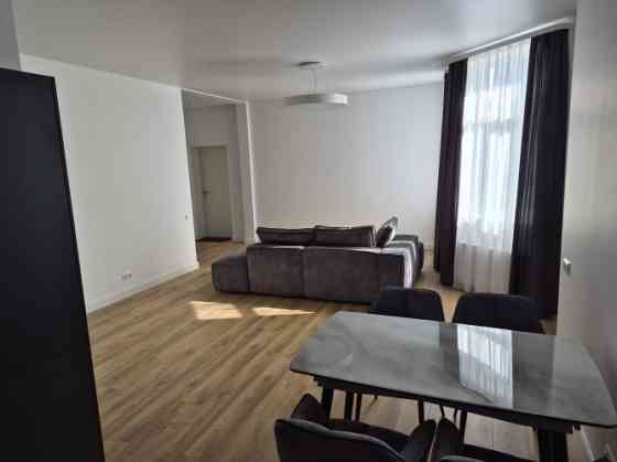 Izīrē stilīgu un moderni iekārtotu 2 istabu dzīvokli!  Ienākot dzīvoklī ir neliels priekšnams ar ska Rīga