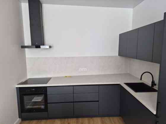 Izīrē stilīgu un moderni iekārtotu 2 istabu dzīvokli!  Ienākot dzīvoklī ir neliels priekšnams ar ska Rīga