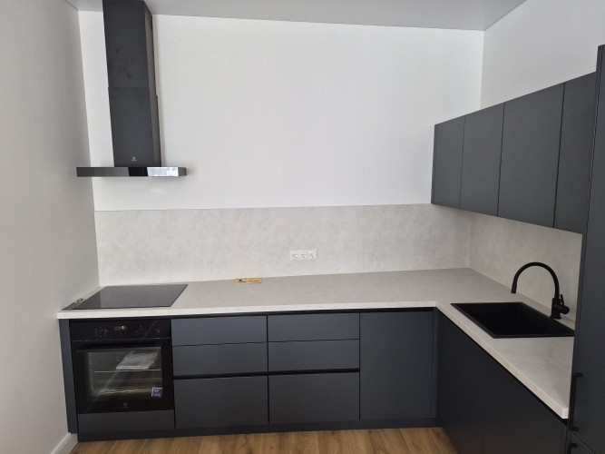 Izīrē stilīgu un moderni iekārtotu 2 istabu dzīvokli!  Ienākot dzīvoklī ir neliels Rīga - foto 4