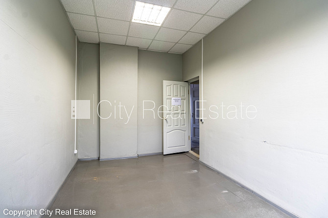 Фасадный дом, закрытый двор, места для нескольких машин, вход с улицы, лестничная Рига - изображение 15