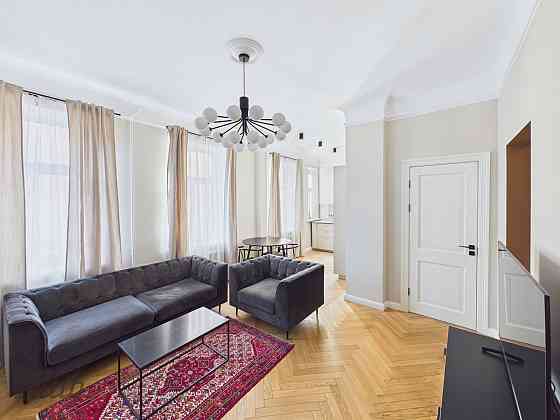 Izīrē gaumīgu un gaišu 3-istabu dzīvokli Rīgas centrā, Stabu ielā. 

Ļoti laba atrašanās vieta  tuvu Rīga