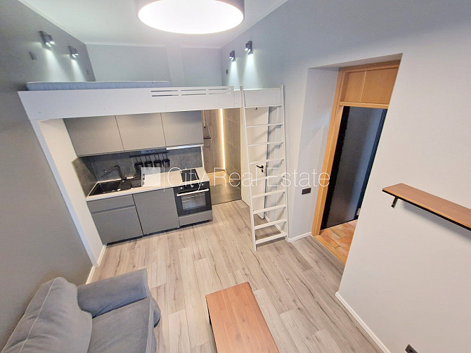 Fasādes māja, renovēta māja, ieeja no ielas, logi vērsti uz ielas pusi, divstāvīgs, studio Rīga - foto 1