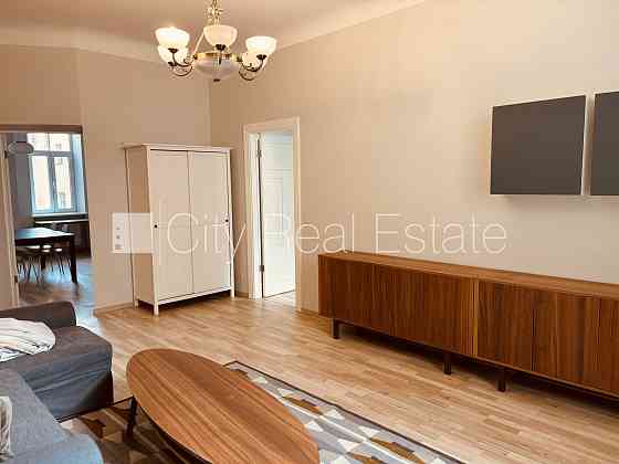 Реновированный дом, окна выходят во двор, гостиная, одно помещение проходное, Rīga