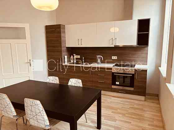 Реновированный дом, окна выходят во двор, гостиная, одно помещение проходное, Rīga