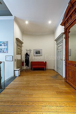 Fasādes māja, renovēta māja, ieeja no ielas, kāpņu telpa pēc kapitālā remonta, logi Rīga - foto 19