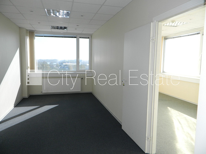 Fasādes māja, labiekārtota apzaļumota teritorija, vieta vairākām automašīnām, ir lifts, Rīga - foto 11