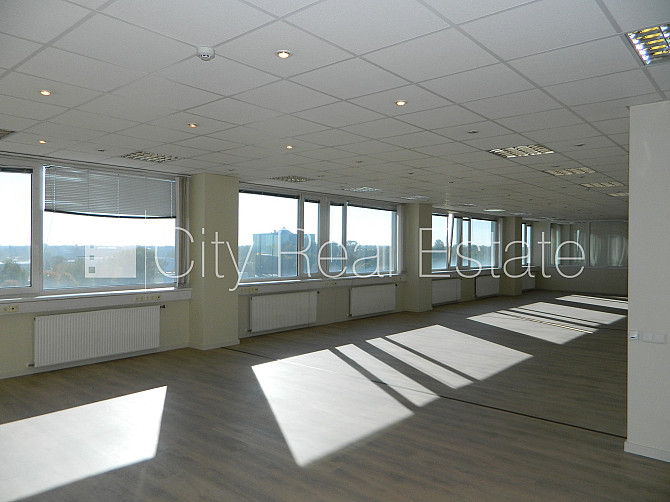 Fasādes māja, labiekārtota apzaļumota teritorija, vieta vairākām automašīnām, ir lifts, Rīga - foto 2