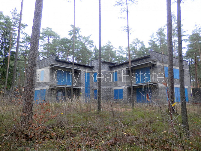 Dvīņu māja, jaunceltne, iežogota teritorija ar koka sētu, apsargāta teritorija, mājā Jūrmala - foto 15