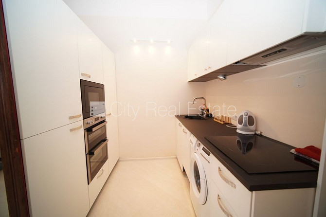 Fasādes māja, renovēta māja, ieeja no ielas, ir lifts, kāpņu telpa pēc kosmētiskā remonta, Rīga - foto 12