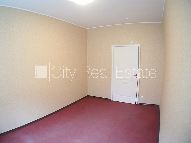 Фасадный дом, вход с улицы, лифт, лестничная клетка после косметического ремонта, Рига - изображение 5