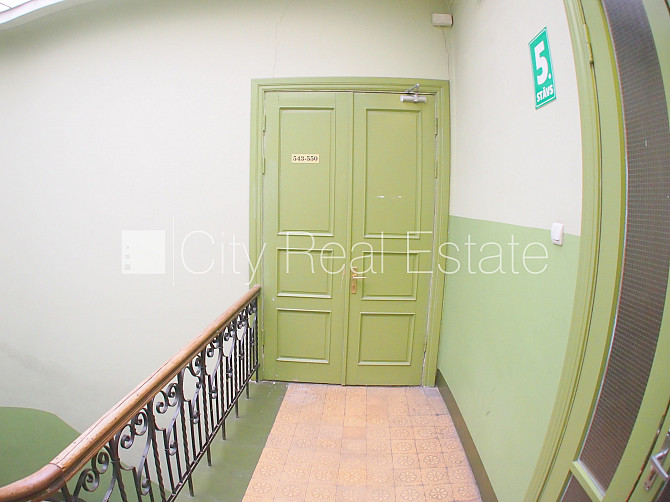 Фасадный дом, вход с улицы, лифт, лестничная клетка после косметического ремонта, Рига - изображение 11