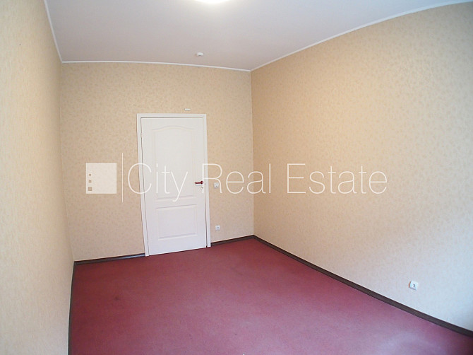 Фасадный дом, вход с улицы, лифт, лестничная клетка после косметического ремонта, Рига - изображение 6