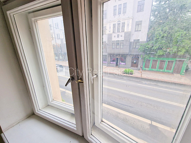 Fasādes māja, renovēta māja, ieeja no ielas, ir lifts, kāpņu telpa pēc kosmētiskā remonta, Rīga - foto 13