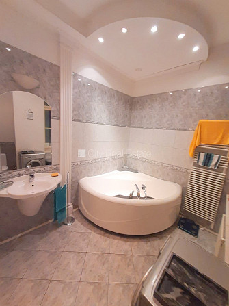 Zeme īpašumā, fasādes māja, renovēta māja, ieeja no pagalma, kāpņu telpa pēc kosmētiskā Rīga - foto 7