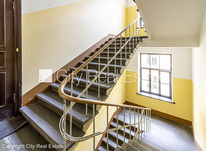 Zeme īpašumā, fasādes māja, renovēta māja, ieeja no pagalma, kāpņu telpa pēc kosmētiskā Rīga - foto 11