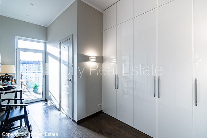 Labiekārtots apzaļumots pagalms, slēgts pagalms, teritorijas iebrauktuves vārti aprīkoti ar Rīga - foto 14