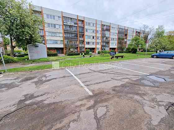 Место для машины, въезд на территорию предъявляя пропуск, стоянка на территории Rīga