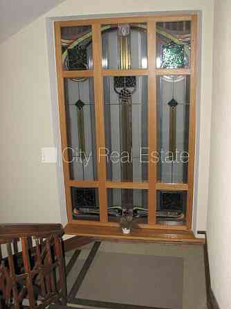 Фасадный дом, вход с улицы, лифт, лестничная клетка после капитального ремонта, Rīga