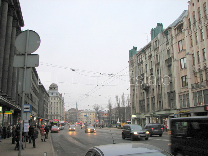 Fasādes māja, ieeja no ielas, ir lifts, kāpņu telpa pēc kapitālā remonta, lodžija, logi Rīga - foto 9