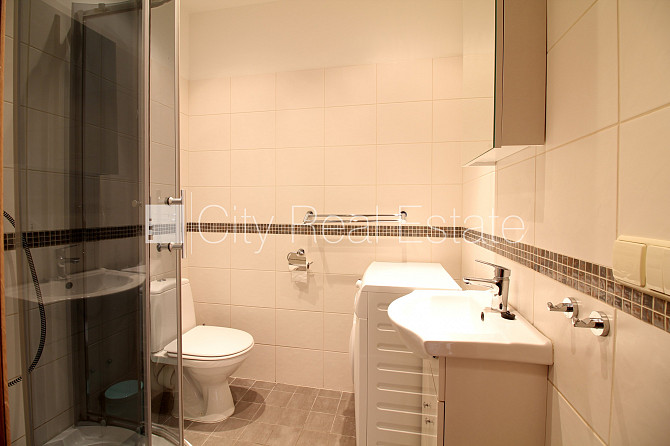 Renovēta māja, slēgts pagalms, ieeja no pagalma, kāpņu telpa pēc kosmētiskā remonta, logi Rīga - foto 6