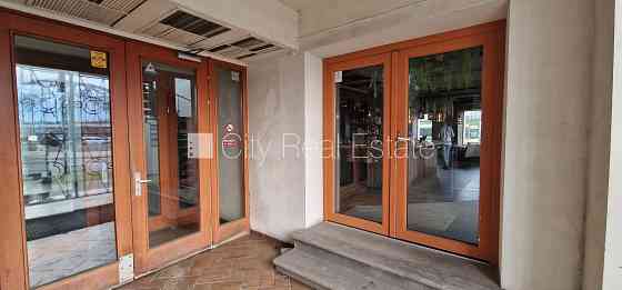 Земля в собственности, фасадный дом, на подвальном этаже доступно кладовое Rīga