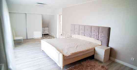 Частный дом, фасад с декоративной штукатуркой, благоустроенный озеленённый двор, Jūrmala