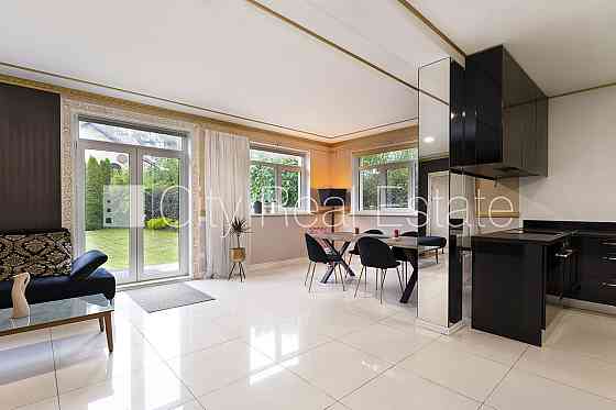 Частный дом, фасад с декоративной штукатуркой, благоустроенный озеленённый двор, Jūrmala